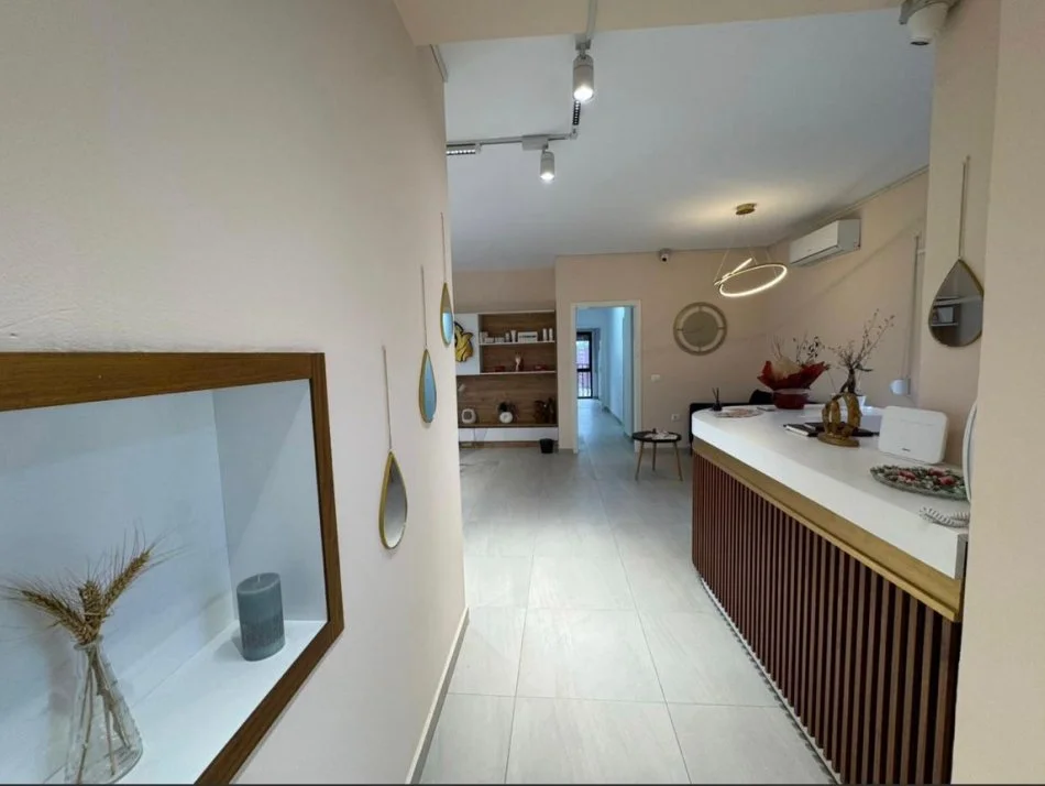 Tirane, shitet apartament 3+1 Kati 8, 116 m² 261.000 € (Prane Vila Goldi)