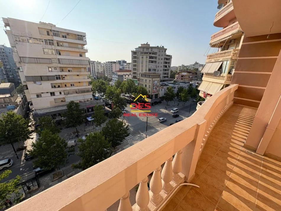 Vlore, jepet me qera apartament 2+1+Ballkon Kati 5, 100 m² 450 € (Rruga Sadik Zotaj)
