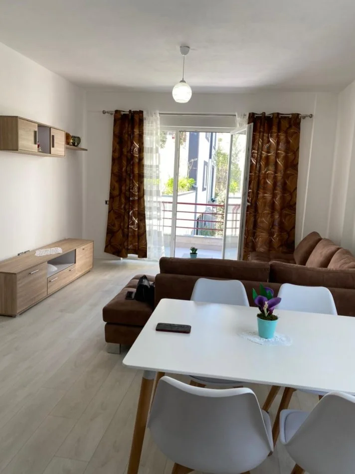 Tirane, jepet me qera apartament 2+1+Ballkon Kati 2, 102 m² 600 € (Liqeni i Thate)