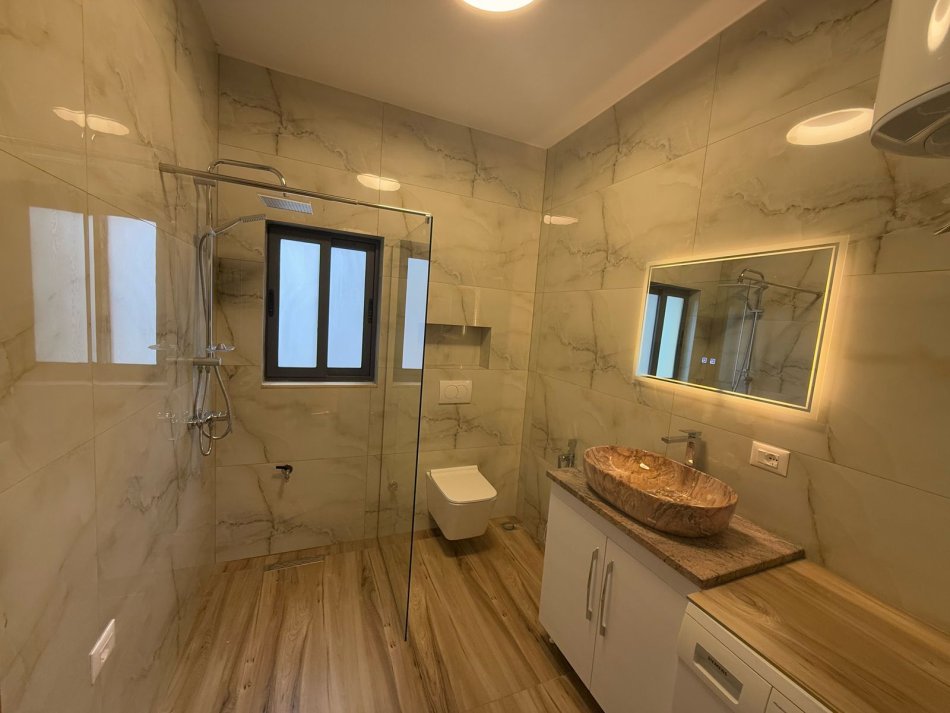 Tirane, jepet me qera apartament 2+1 Kati 2, 95 m² 600 € 
