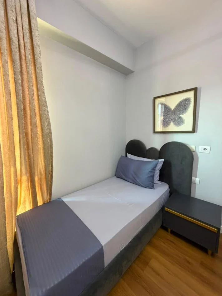 Tirane, jepet me qera apartament 3+1 Kati 14, 150 m² 2.700 € (Tirana garden building)