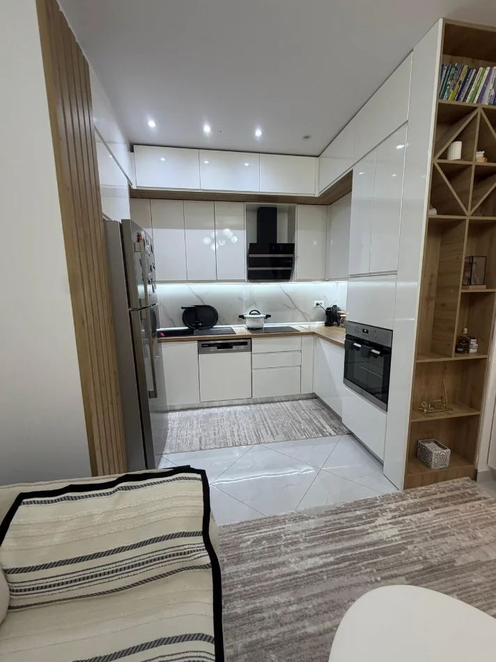 Tirane, jepet me qera apartament 1+1+Ballkon Kati 3, 65 m² 550 € (JORDAN MISJA)
