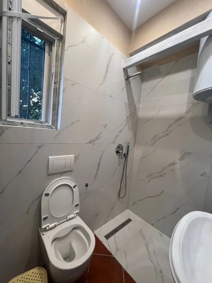 Shqipri, jepet me qera apartament 1+1+Ballkon Kati 0, 68 m² 400 € (RRuga e Mozaikut)