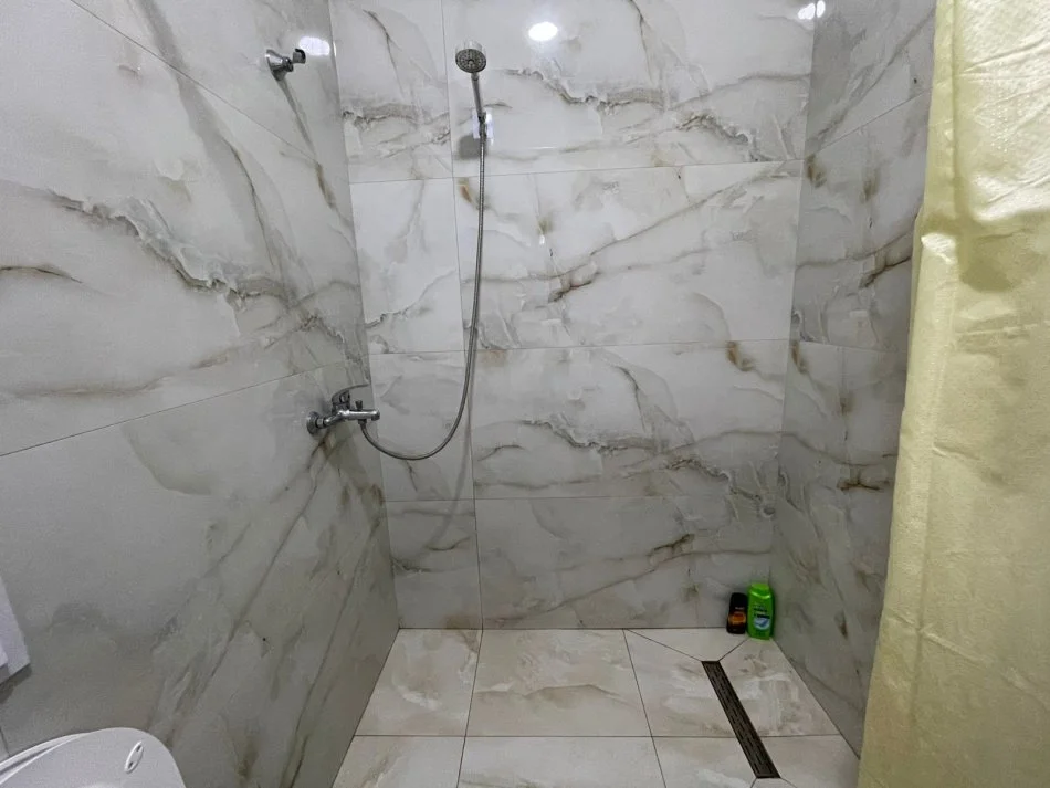 Tirane, jepet me qera apartament 2+1+Ballkon Kati 1, 90 m² 700 € (pranë fabrikes se miellit)