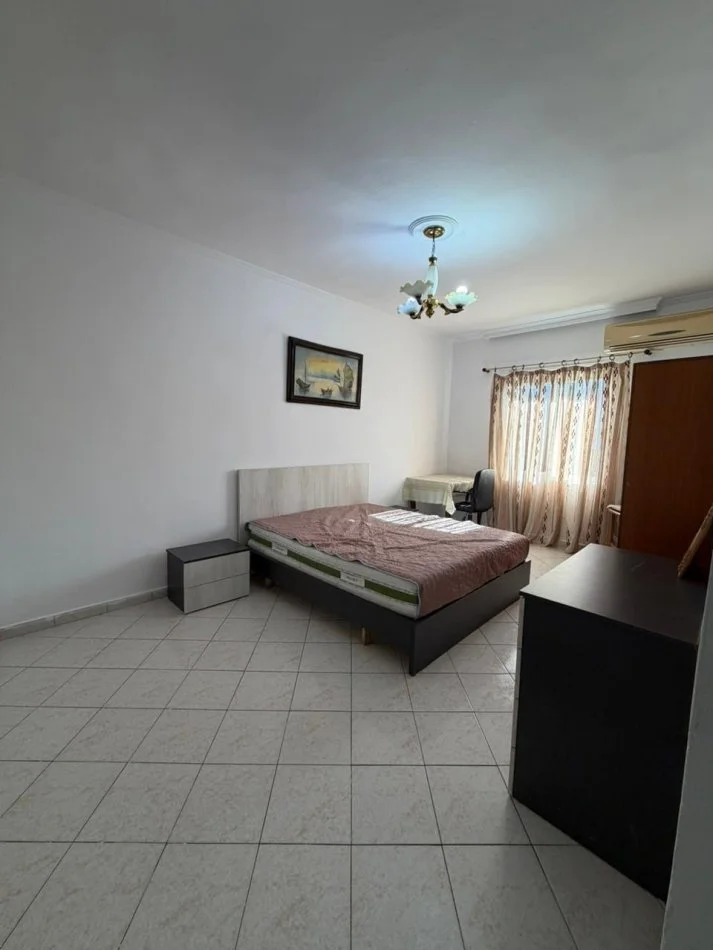 Tirane, jepet me qera apartament 1+1 Kati 4, 400 € (Rr e Kavajes)
