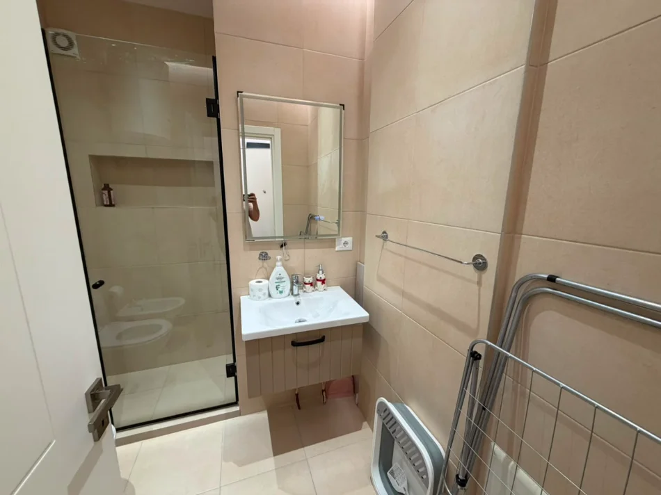 Tirane, jepet me qera apartament 1+1+Ballkon Kati 5, 111 m² (Rruga Xhanfize Keko) MLS # 530581007-231