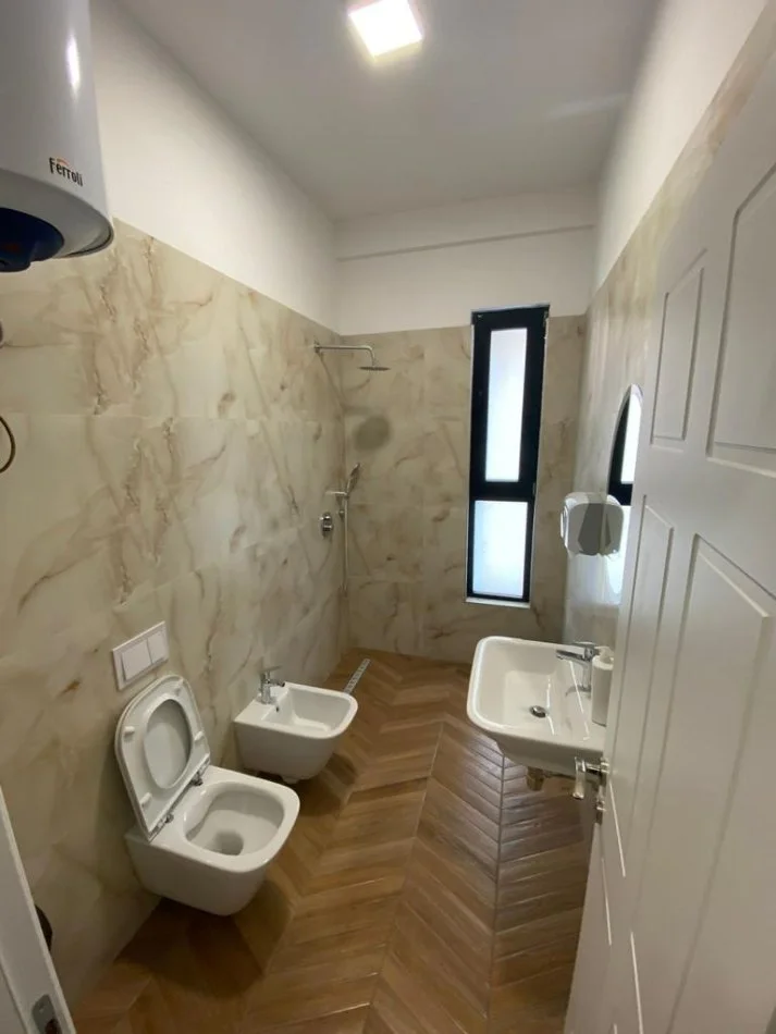 Tirane, jepet me qera 2+1+Ballkon Kati 4, 133 m² 950 € (Rruga e Kavajes)