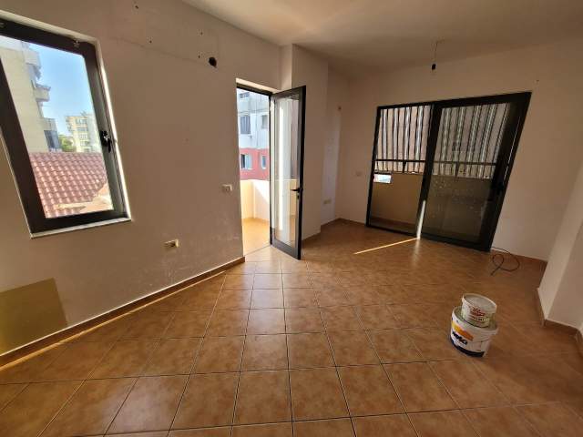 Tirane, jepet me qera apartament Kati 3, 92 m² 40.000 Leke (Rruga Naim Frasheri)