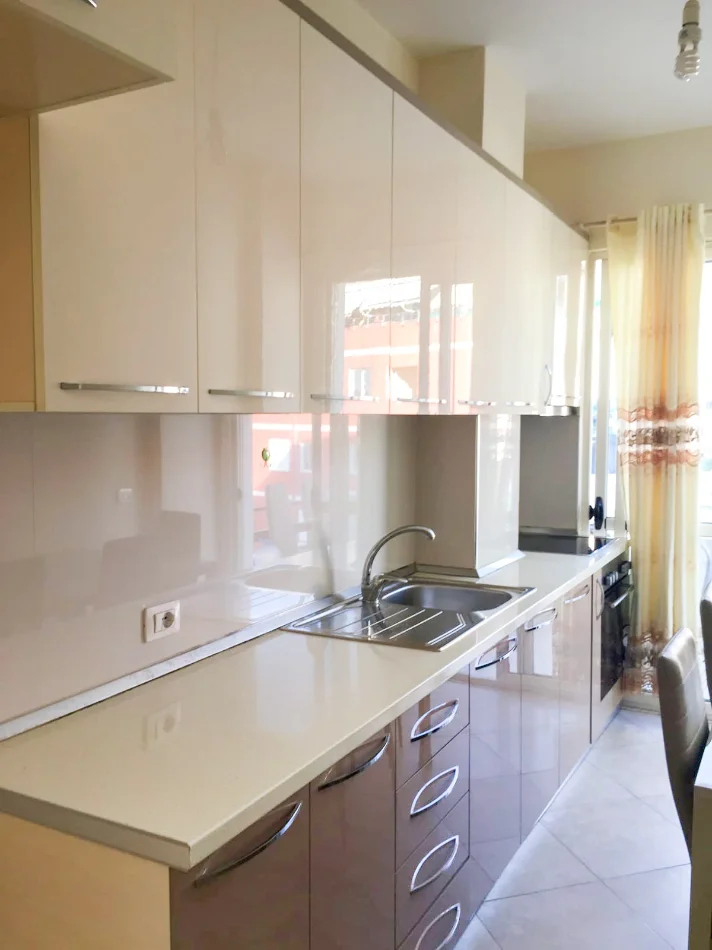 Tirane, jepet me qera apartament 1+1 Kati 4, 67 m² 450 € (Fresku)