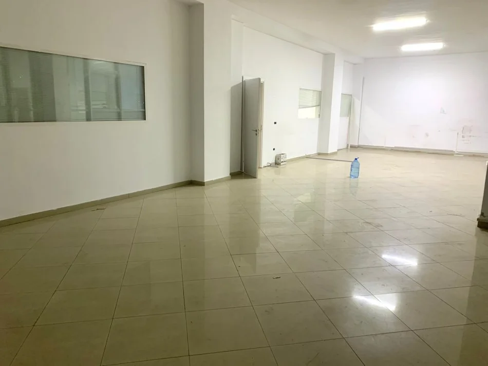 Tirane, jepet me qera ambjent biznesi Kati 2, 180 m² 1.500 € (Astir)
