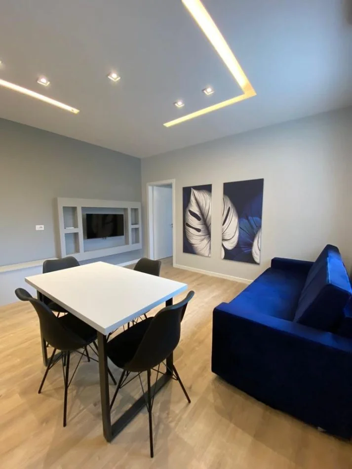 Tirane, jepet me qera apartament 1+1+Ballkon Kati 2, 70 m² 500 € (21 Dhjetori)
