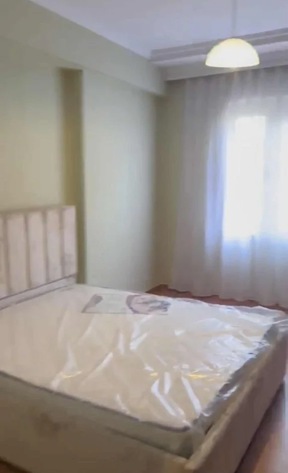 Tirane, jepet me qera apartament 1+1+Ballkon Kati 5, 74 m² 550 € (KOMUNA E PARISIT)