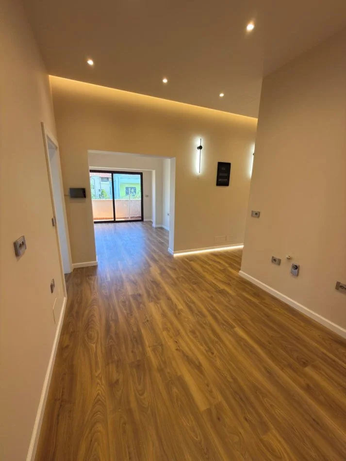 Tirane, jepet me qera Vile 3 Katshe Kati 3, 170 m² 1.800 €