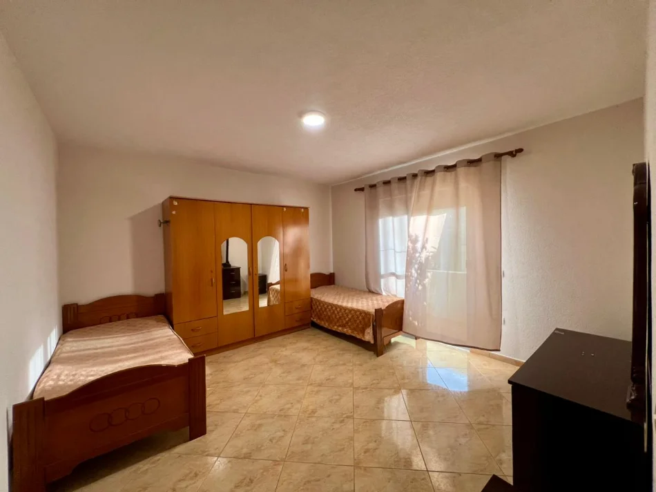 Tirane, jepet me qera apartament 1+1+Ballkon Kati 1, 70 m² 300 € (Rruga Pjeter Budi)
