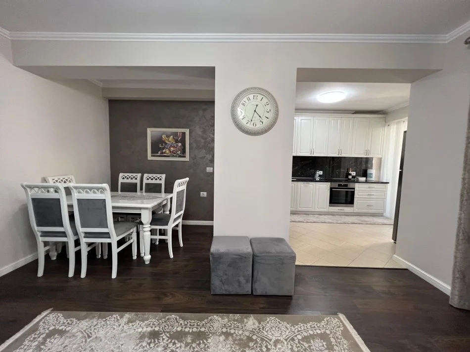 Tirane, jepet me qera apartament 2+1 Kati 4, 111 m² 800 € (Selvia)