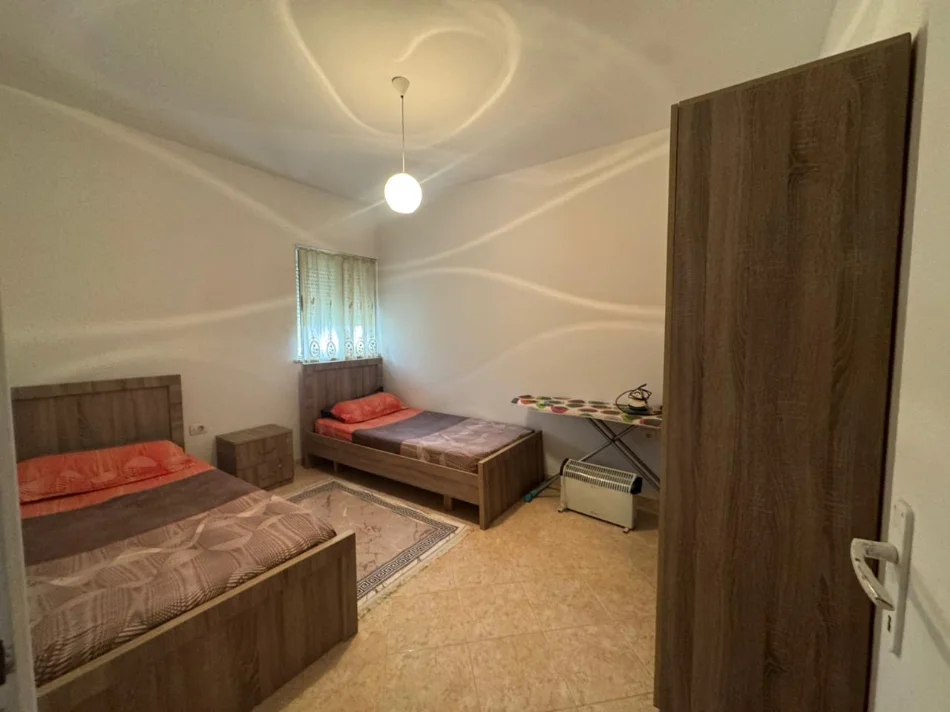 Tirane, jepet me qera apartament 2+1+Ballkon Kati 2, 80 m² 580 € (Reuga e Dafinave)