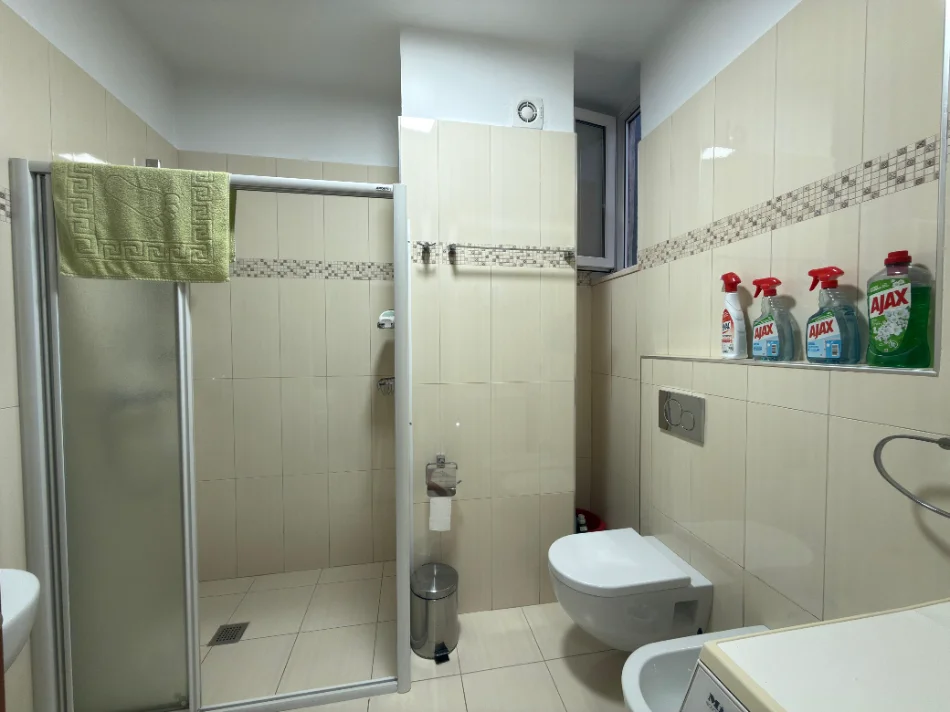 Tirane, jepet me qera apartament 2+1+Ballkon Kati 6, 110 m² 800 € (Rruga Tefta Tashko)