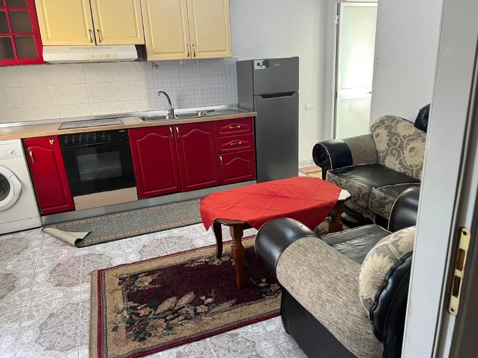 Tirane, jepet me qera apartament 1+1 Kati 1, 50 m² 300 € (Rruga 5 maji)