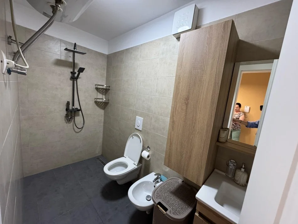 Tirane, jepet me qera apartament 1+1 Kati 5, 59 m² 600 € (Rezidenca Quartum)