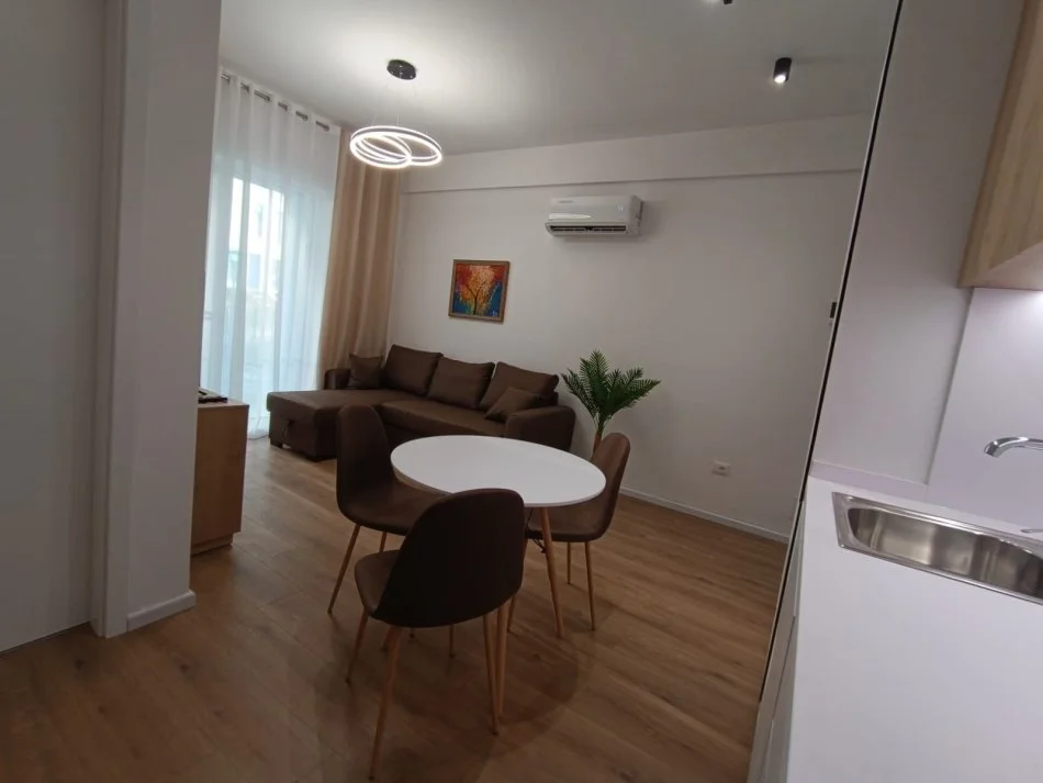 Tirane, jepet me qera apartament 1+1 Kati 2, 56 m² 450 € (Rezidenca oxa)