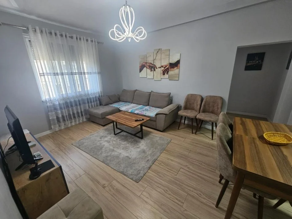 Tirane, jepet me qera 1+1 Kati 4, 500 € (21 Dhjetori)