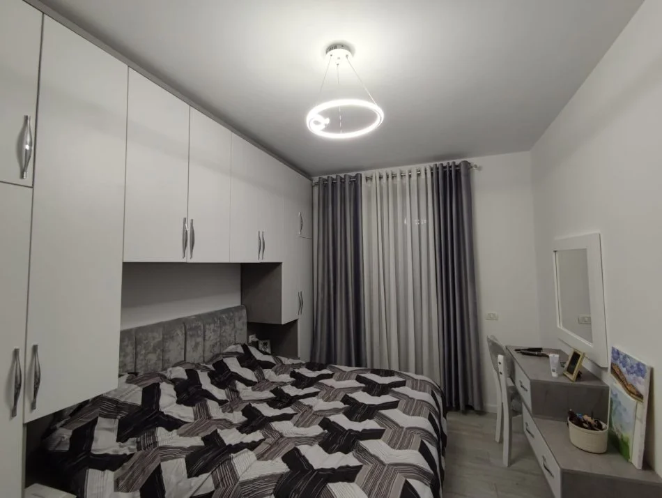 Tirane, jepet me qera apartament 2+1+Ballkon Kati 8, 90 m² 550 € (Rruga Teodor Keko)