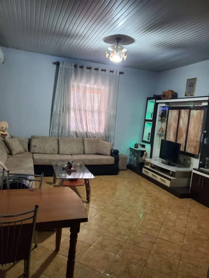 Tirane, jepet me qera shtepi 2+1 Kati 0, 12 m² 350 € (Rruga lord bajrom)