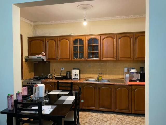 Tirane, jepet me qera shtepi 2+1 Kati 1, 100 m² 35.000 Leke (rruga 3 vellezerit kondi)