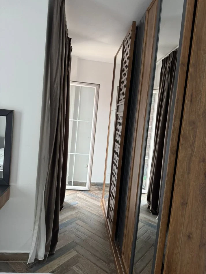 Tirane, jepet me qera apartament 1+1+Ballkon Kati 5, 65 m² 550 € (rruga 5 Maj)