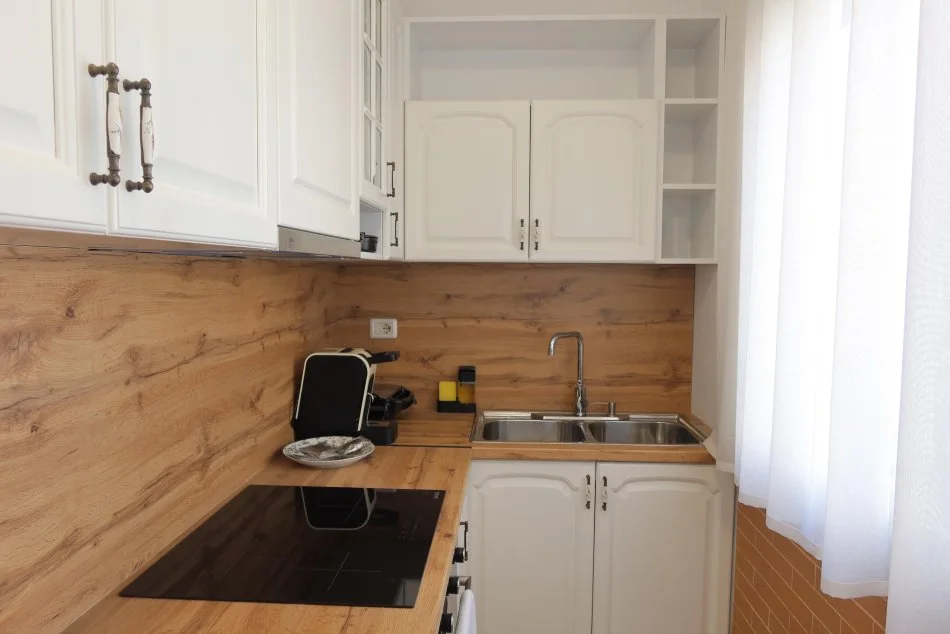 Tirane, jepet me qera 2+1 Kati 4, 800 € (Gjykata)