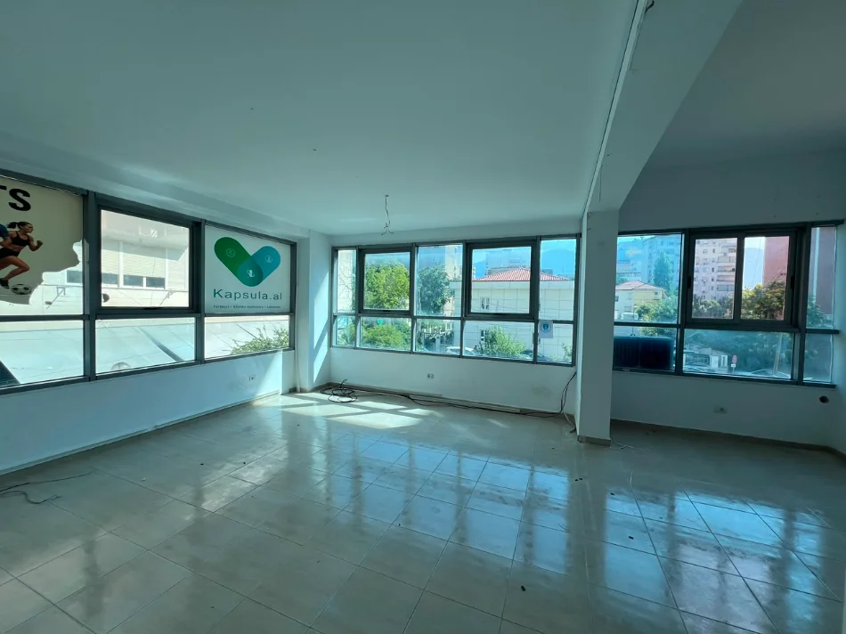 Tirane, jepet me qera ambjent biznesi Kati 1, 78 m² 500 € (Gjimnazi Ismail Qemali)