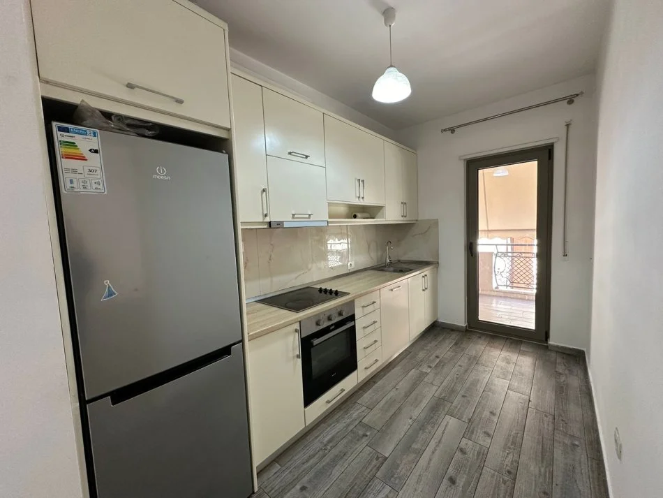 Tirane, jepet me qera apartament 2+1 Kati 5, 120 m² 600 € (Kompleksi Deliojorgji)