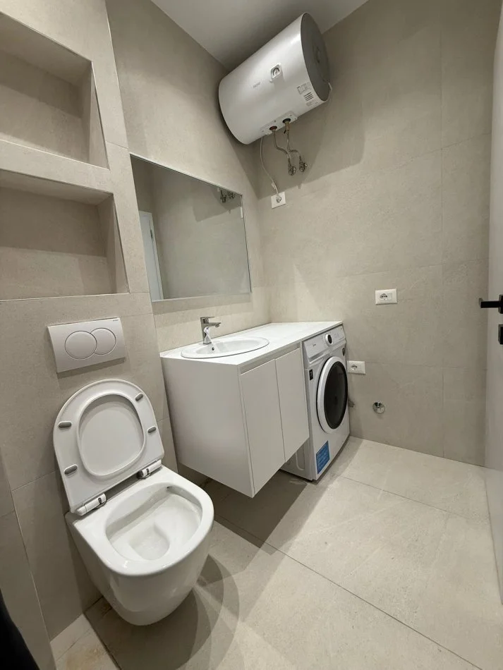 Tirane, jepet me qera apartament 1+1+Ballkon Kati 8, 66 m² 450 € (Bulevardi migjeni)