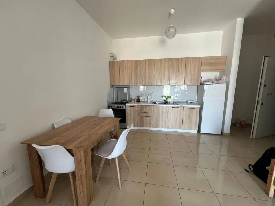 Tirane, jepet me qera apartament 1+1+Ballkon , 71 m² 320 € (Qender Kamez)