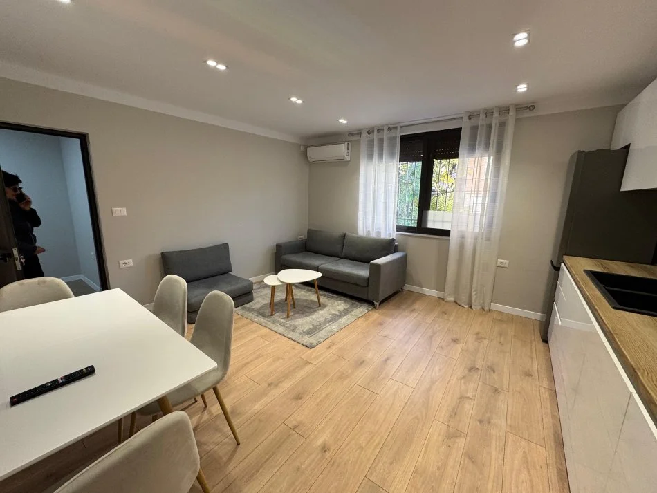 Tirane, jepet me qera apartament 2+1 Kati 2, 88 m² 600 € (Rruga qemal stafa ,shkolla e kuqe)