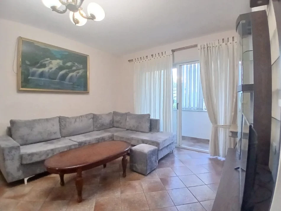 Tirane, jepet me qera apartament 1+1 Kati 3, 70 m² 500 € (Komuna e Parisit)