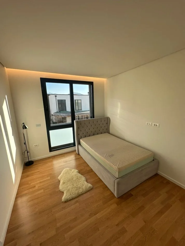 Tirane, jepet me qera apartament 3+1 Kati 3, 150 m² 2.300 € (TEG)