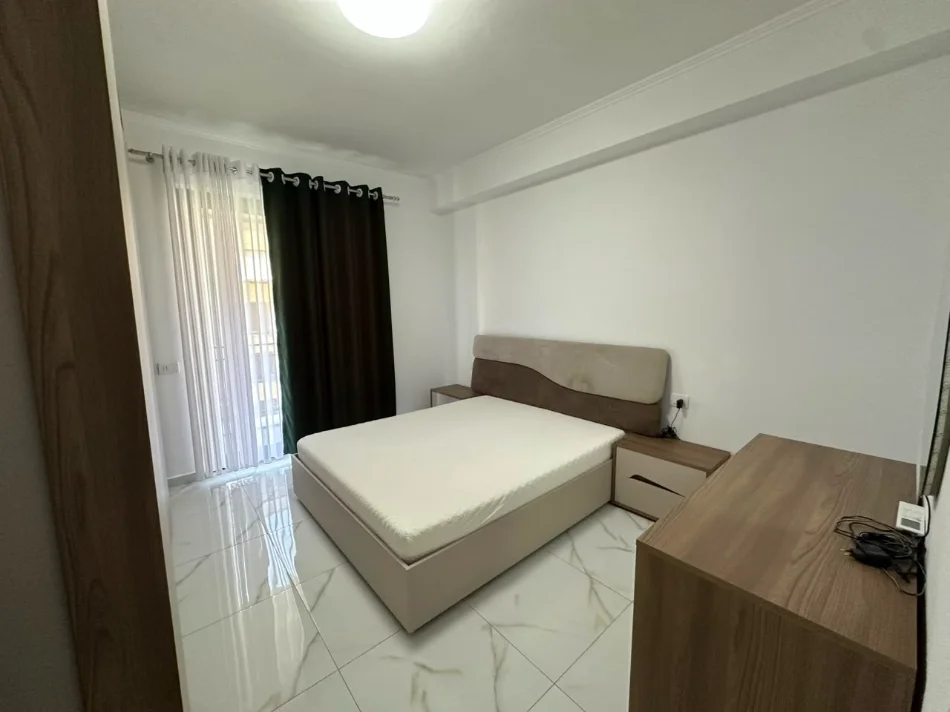 Tirane, jepet me qera apartament 1+1+Ballkon Kati 4, 77 m² 500 € (Rruga Sokrat Miho)