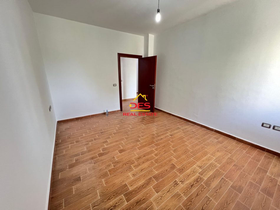 Vlore, shitet apartament 2+1+Ballkon Kati 2, 106 m² 175.000 € (Rruga Murat Tërbaçi)