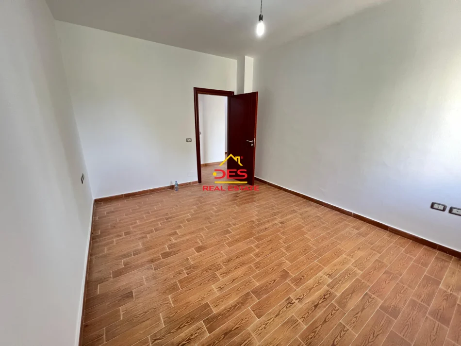 Vlore, shitet apartament 2+1+Ballkon Kati 2, 106 m² 175.000 € (Rruga Murat Tërbaçi)