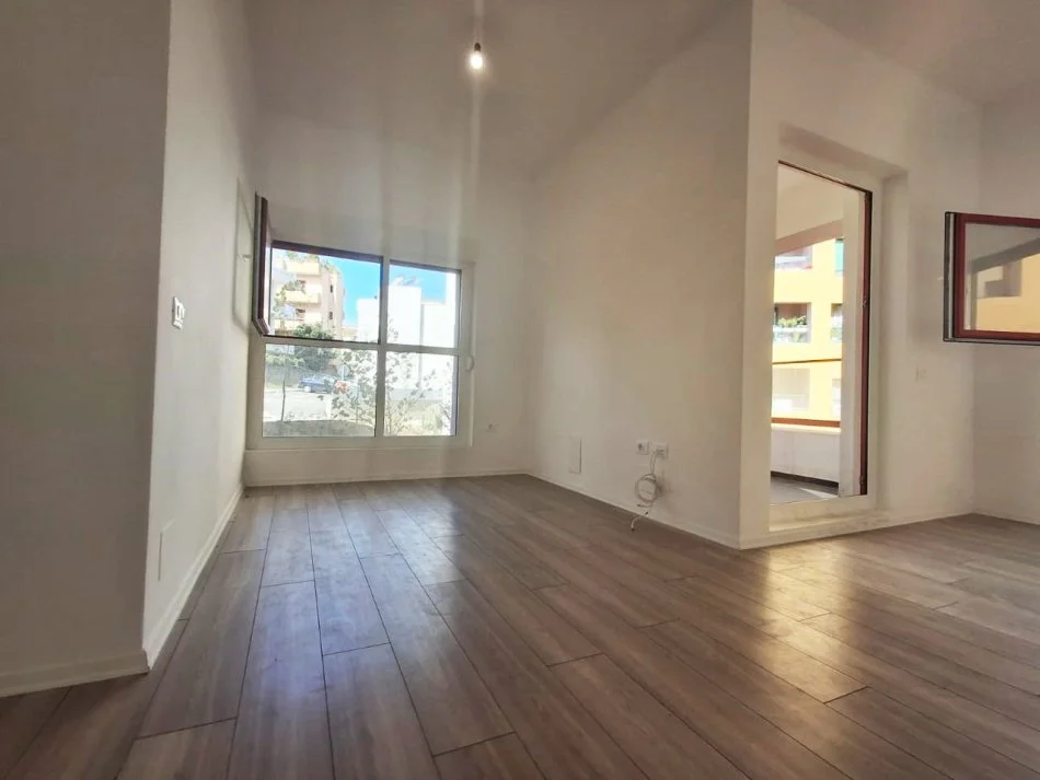 Tirane, shitet apartament 1+1+Ballkon Kati 3, 67 m² 93.000 € (Ali Demi)