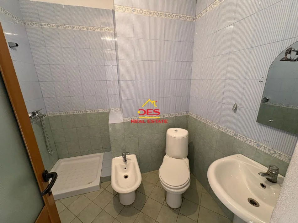 Vlore, jepet me qera apartament 2+1+Ballkon Kati 5, 100 m² 450 € (Rruga Sadik Zotaj)