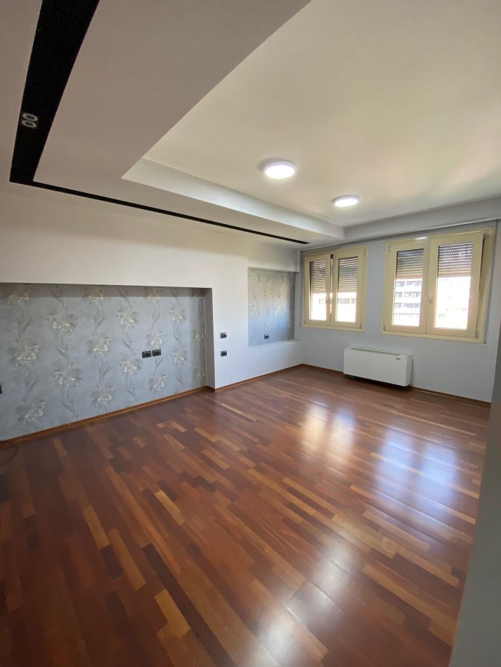Tirane, jepet me qera zyre Kati 4, 163 m² 1.500 € (Stadiumi Dinamo)