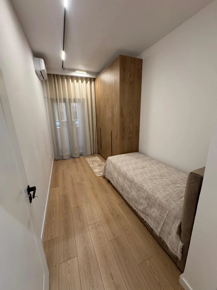 Tirane, jepet me qera apartament 2+1+Ballkon Kati 4, 93 m² 1.200 € 