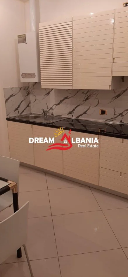 Tirane, jepet me qera apartament 1+1 Kati 2, 80 m² 450 € (ne Kinostudio, prane “Kopshtit Lala”)