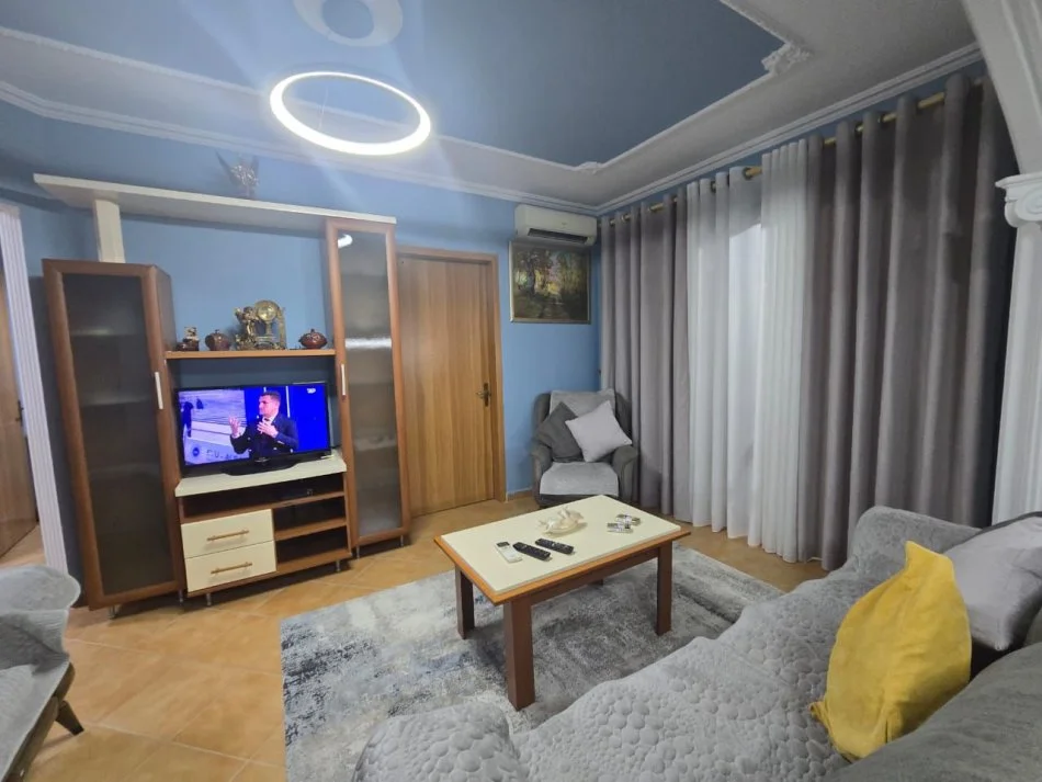 Tirane, jepet me qera apartament 2+1+Ballkon Kati 7, 85 m² 550 € (rruga 5 maj concord center)
