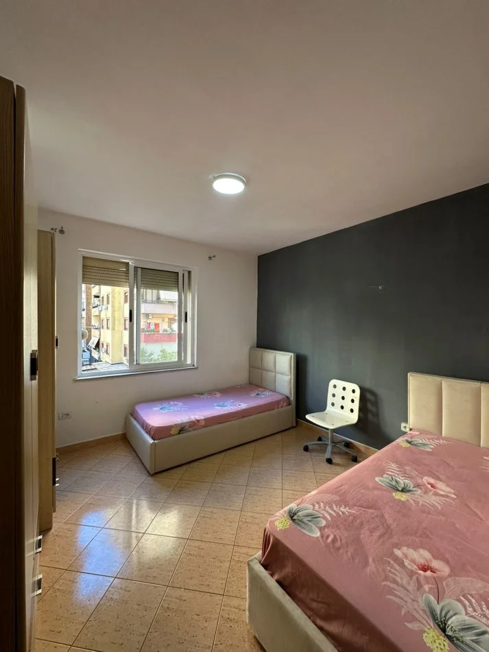 Tirane, shitet apartament 2+1+Ballkon , 92 m² 234.000 € (komuna e parisit)