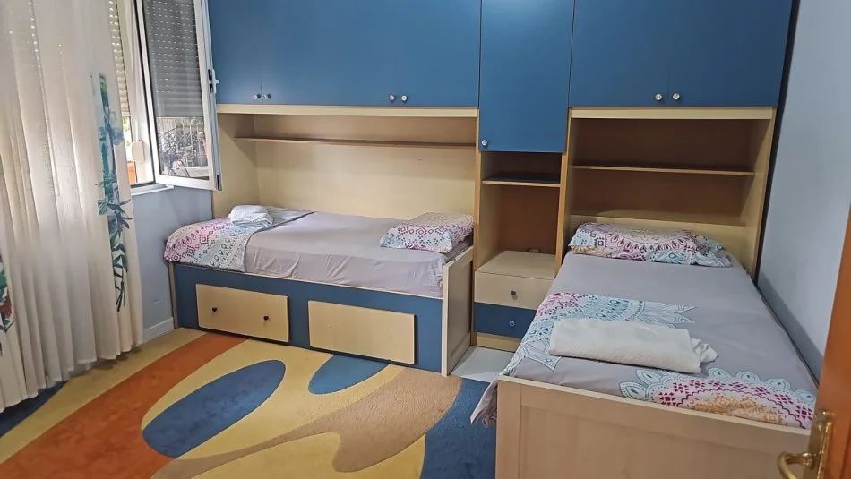 Tirane, jepet me qera Vile 2+1 Kati 1, 110 m² 500 € (Rruga Kadillari, prane Materniteti te ri.)