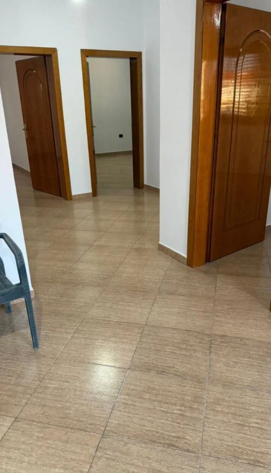 Tirane, jepet me qera Vile 3+1 Kati 3, 45.000 € (Prane Hotel Meridian)