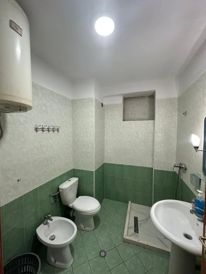 Tirane, jepet me qera apartament 2+1 Kati 5, 450 € (Bulevardi Migjeni)